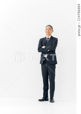 ミドル男性 ビジネス 腕組み 縦 ミドル男性 ビジネス 腕組み 縦 114766884