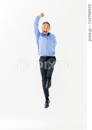作業服を着た男性 ジャンプ 縦 作業服を着た男性 ジャンプ 縦 114766929