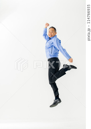 作業服を着た男性 ジャンプ 縦 作業服を着た男性 ジャンプ 縦 114766935