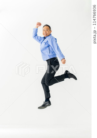 作業服を着た男性　ジャンプ　縦 114766936