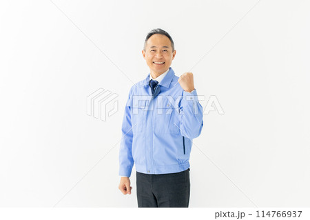 ミドル男性 作業服 ガッツポーズ ミドル男性 作業服 ガッツポーズ 114766937