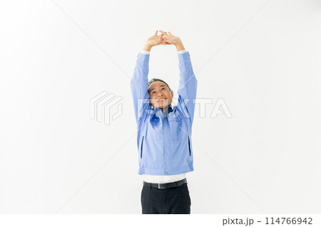 作業服の男性 ストレッチ 作業服の男性 ストレッチ 114766942