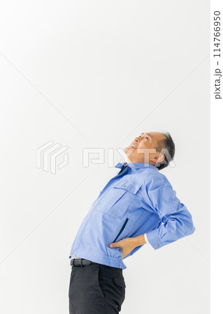 作業服の男性　腰痛　ストレッチ 114766950