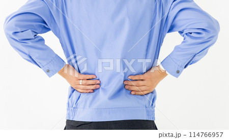 作業服の男性　腰痛　ストレッチ　後ろ姿 114766957