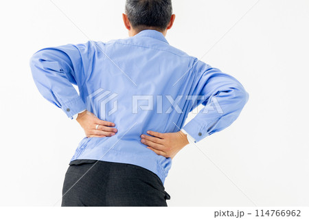 作業服の男性　腰痛　ストレッチ　後ろ姿 114766962