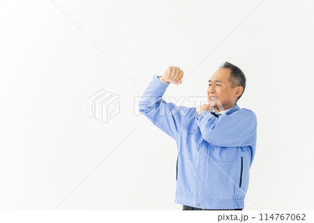 ミドル男性　作業服　肩こり 114767062
