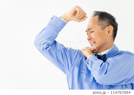 ミドル男性　作業服　肩こり 114767064