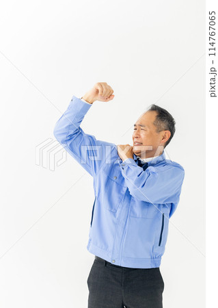 ミドル男性 作業服 肩こり 縦 ミドル男性 作業服 肩こり 縦 114767065