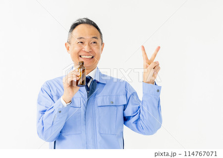 作業服を着た男性　エナジードリンク　ピース 114767071