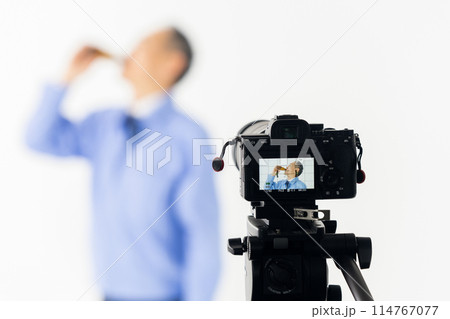 作業服を着た男性　エナジードリンク　配信 114767077