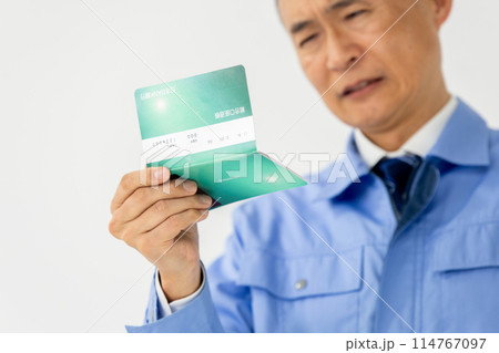 作業着の男性 通帳 嘆く アップ 作業着の男性 通帳 嘆く アップ 114767097