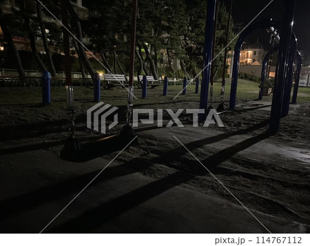誰もいない夜の公園・ブランコ 誰もいない夜の公園・ブランコ 114767112
