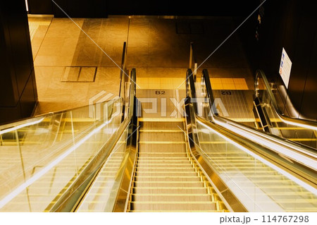 ビル内のエスカレーター 114767298