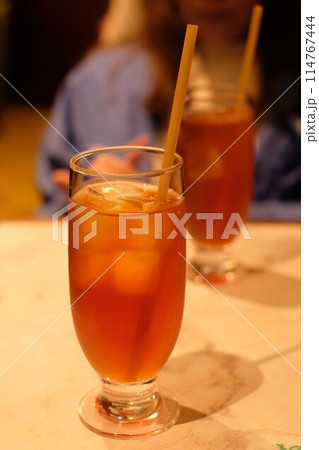 純喫茶のグラスに入ったアイスティー 114767444