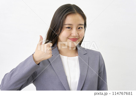 グッドサインをする若いビジネスウーマン 白背景 グッドサインをする若いビジネスウーマン 白背景 114767681
