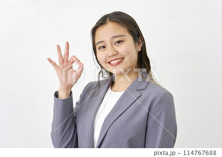 OKサインをする若いビジネスウーマン　白背景 114767688
