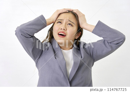 頭を抱える若いビジネスウーマン　白背景 114767725