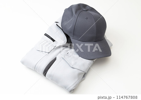白背景に作業服 114767808
