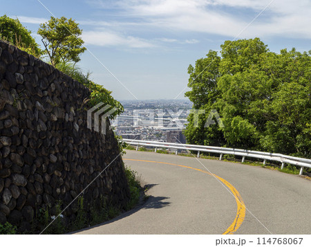 五月山ドライブウェイと街の風景 114768067
