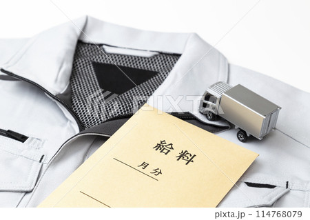 白背景に作業服と給料袋とトラック 114768079