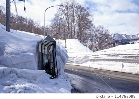 雪で壊れた電話ボックス 114768099