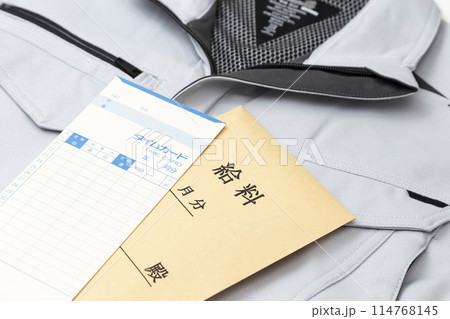 白背景に作業服と給料袋とタイムカード 114768145