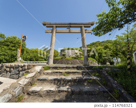 五月山ドライブウェイの展望台に建つ鳥居 114768321
