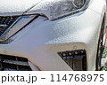 蓄圧式フォームガンで泡を吹きつけ洗車 114768975