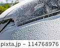 蓄圧式フォームガンで泡を吹きつけ洗車 114768976
