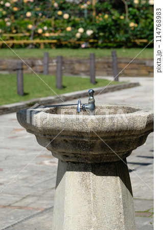 公園の水飲み場の蛇口 114768983
