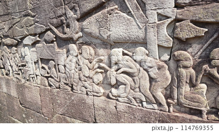 バイヨン寺院、第一回廊にある闘鶏のレリーフ【カンボジア・シェムリアップ】 バイヨン寺院、第一回廊にある闘鶏のレリーフ【カンボジア・シェムリアップ】 114769355