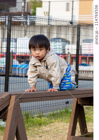 公園で遊ぶ男児 2歳 公園で遊ぶ男児 2歳 114769506