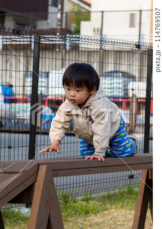 公園で遊ぶ男児 2歳 公園で遊ぶ男児 2歳 114769507