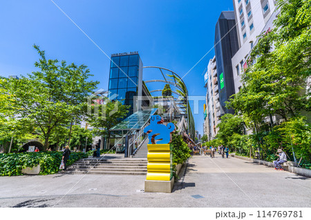 日本の東京都市景観 5月・新緑の季節を迎えた渋谷駅前の渋谷横丁などを望む。外国人らの姿も=17日 日本の東京都市景観 5月・新緑の季節を迎えた渋谷駅前の渋谷横丁などを望む。外国人らの姿も=17日 114769781
