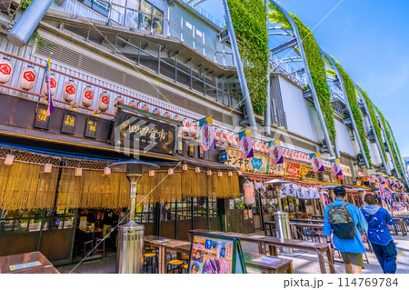 日本の東京都市景観 5月・新緑の季節を迎えた渋谷駅前の渋谷横丁などを望む。外国人らの姿も＝17日 114769784