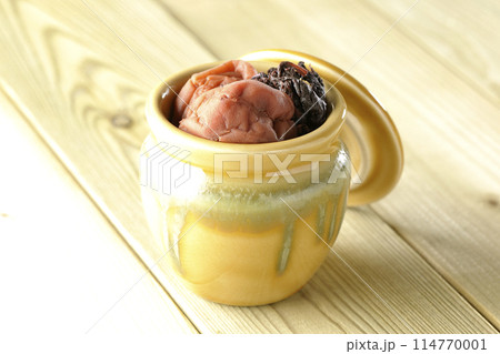 壺に入ってる梅干しと赤紫蘇 114770001