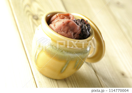 壺に入ってる梅干しと赤紫蘇 壺に入ってる梅干しと赤紫蘇 114770004