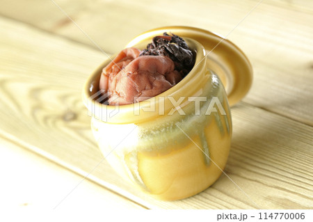 壺に入ってる梅干しと赤紫蘇 114770006