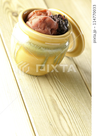 壺に入ってる梅干しと赤紫蘇 114770033