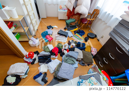 断捨離　衣替え 片づけ 114770122