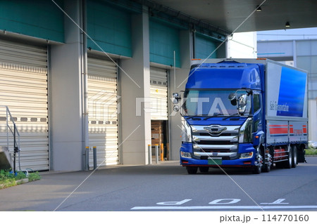物流倉庫とトラック イメージ 物流倉庫とトラック イメージ 114770160