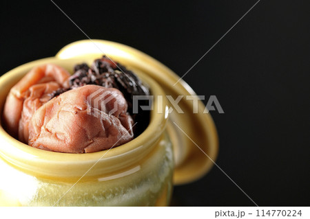 壺に入ってる梅干しと赤紫蘇を黒背景で撮影 壺に入ってる梅干しと赤紫蘇を黒背景で撮影 114770224