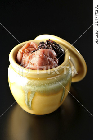 壺に入ってる梅干しと赤紫蘇を黒背景で撮影 114770231