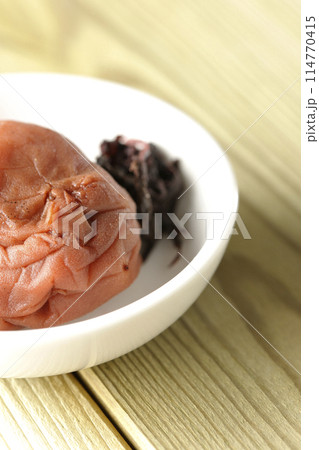 小皿に盛られた赤紫蘇と梅干し 114770415