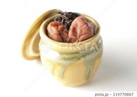 壺に入ってる梅干しと赤紫蘇を白背景で撮影 壺に入ってる梅干しと赤紫蘇を白背景で撮影 114770667