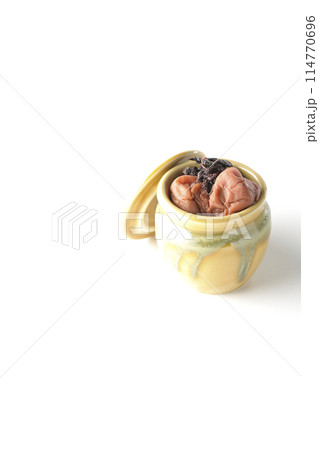 壺に入ってる梅干しと赤紫蘇を白背景で撮影 壺に入ってる梅干しと赤紫蘇を白背景で撮影 114770696