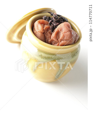 壺に入ってる梅干しと赤紫蘇を白背景で撮影 壺に入ってる梅干しと赤紫蘇を白背景で撮影 114770711