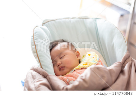 ハイローチェア一で眠るあかちゃん ハイローチェア一で眠るあかちゃん 114770848
