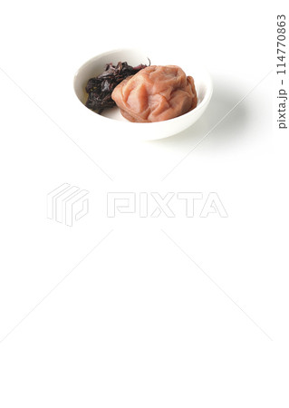白い丸型の小皿に盛られた赤紫蘇と梅干しを白背景で撮影 白い丸型の小皿に盛られた赤紫蘇と梅干しを白背景で撮影 114770863