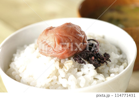 梅干し乗せご飯とお味噌汁 114771431
